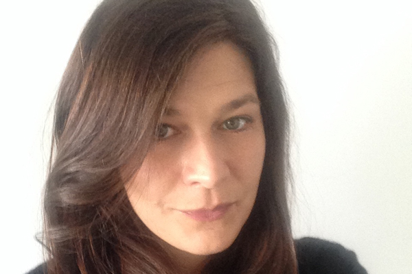 Portraitfoto einer Frau mit dunklen Haaren