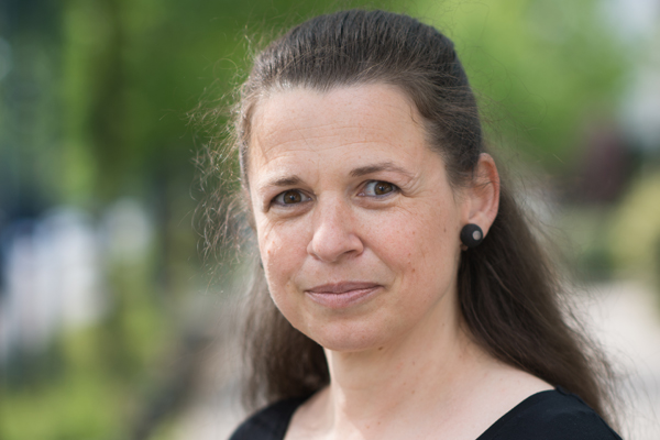 Portraitfoto einer Frau mit dunklen Haaren