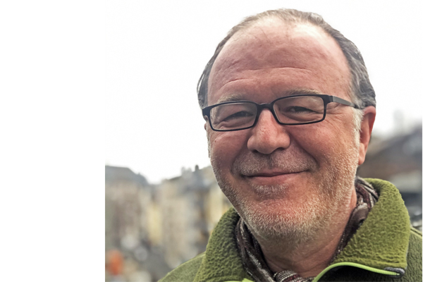 Portrait eines Mannes mit schwarzer Brille
