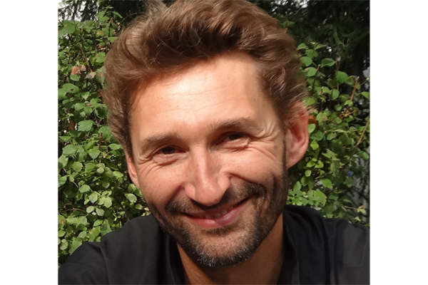 Portraitfoto eines Mannes mit hellbraunen Haaren und Bart