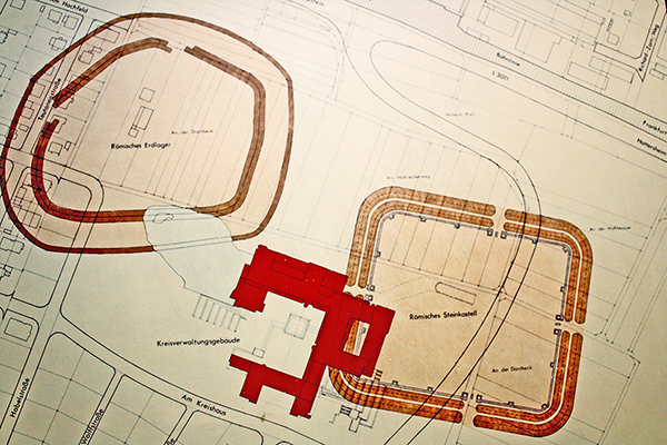 einen Lageplan mit den Grundrissen des Landratsamtes und römischer Befestigungen.