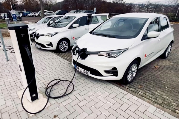 Autos an einer Ladesäule