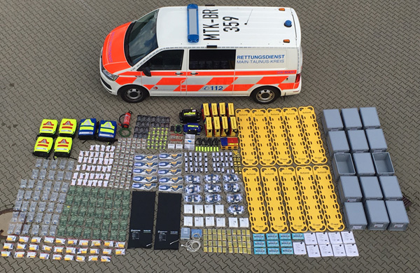 ein Fahrzeug mit Rettungsmitteln