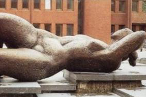 die liegende Skulptur einer nackten Frau.