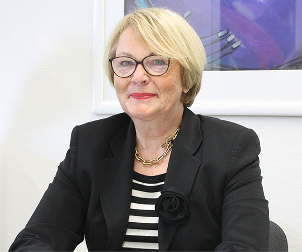 eine Frau mit Brille.