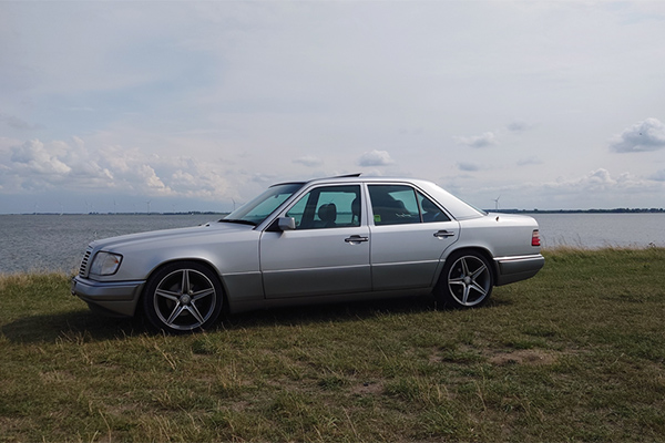 Silbernes Auto steht am Wasser | Copyright: Teilnehmer Silbernes Auto steht am Wasser