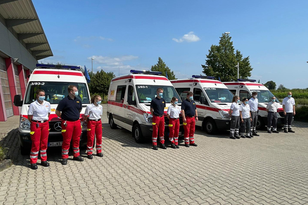 Sanitäter vor Krankenwagen