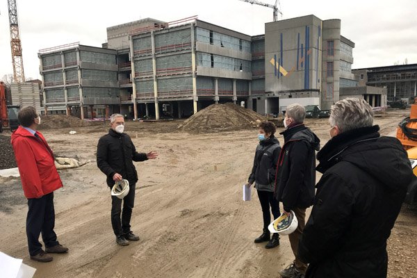 Personen auf einer Baustelle