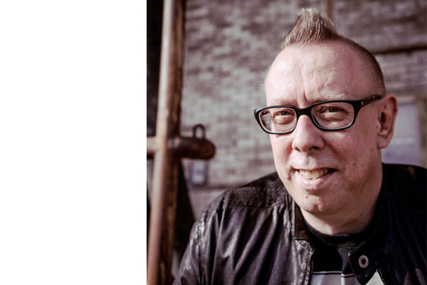 Portrait eines Mannes mit Brille in schwarzer Lederjacke