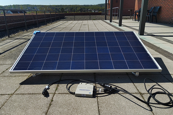ein Mini-Solarmodul mit Anschlüssen auf einem Balkon