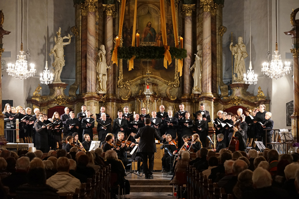 ein Chor vor Publikum in einer Kirche
