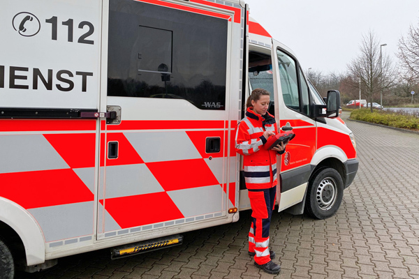 einen Krankenwagenund eine junge Frau