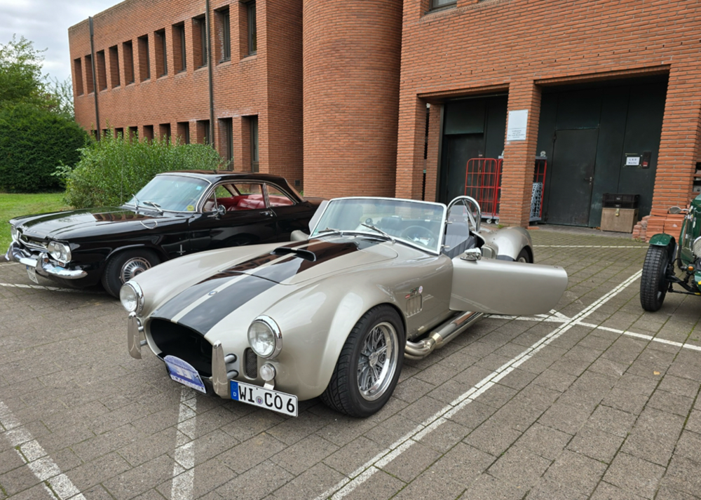 Grauer Roadster mit schwarzen Rennstreifen vor dem Landratsamt des Main-Taunus-Kreises | Copyright: Teilnehmer Grauer Roadster mit schwarzen Rennstreifen vor dem Landratsamt des Main-Taunus-Kreises
