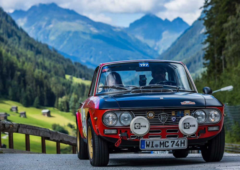 Roter Sportwagen vor den Bergen | Copyright: Teilnehmer Roter Sportwagen vor den Bergen