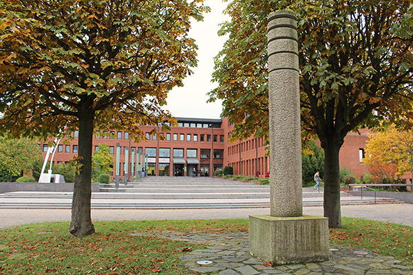 eine Säule zwischen Bäumen vor dem Landratsamt.