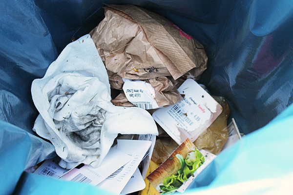 Müll in einer mit Plastik ausgelegten Tonne.