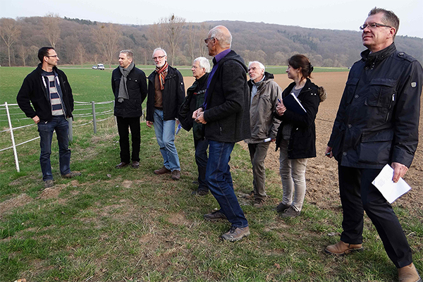 Mitglieder der Naturlandstiftung bei einer Besichtigug auf einer Wiese. B