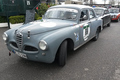 Graues Auto steht auf einem Hof