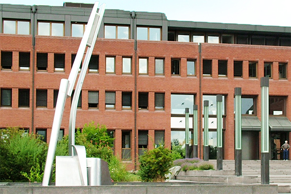 eine metallene Skulptur vor dem Landratsamt.
