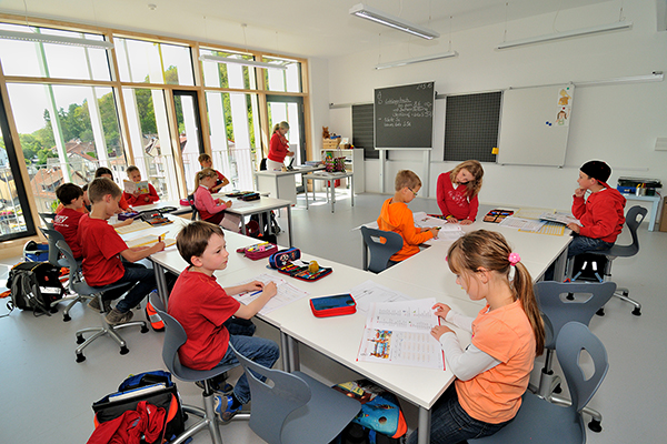 Schüler in einem Klassenraum.