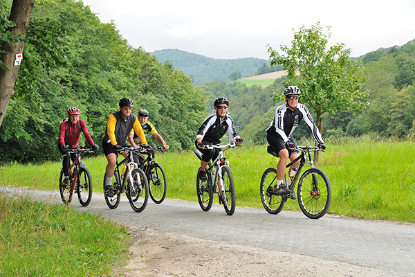 Mountainbiker auf einem Waldweg.