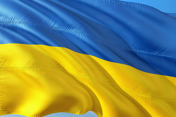 die ukrainische Flagge vor blauem Himmel