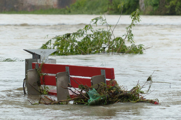 eine Bank im Hochwasser
