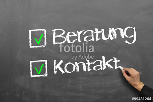 eine Hand, die auf eine Tafel die Wörter Beratung und Kontakt schreibt.