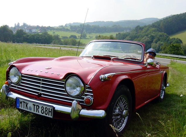 Rotes Auto auf einer Wiese | Copyright: Teilnehmer Rotes Auto auf einer Wiese