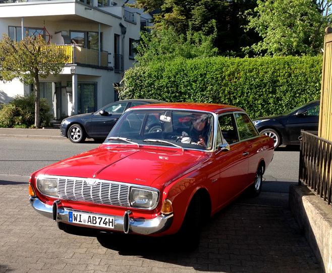 Rotes Auto steht in einer Einfahrt | Copyright: Teilnehmer Rotes Auto steht in einer Einfahrt
