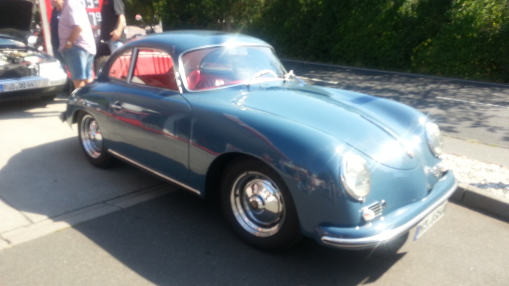 Blaues Auto mit rotem Innenleder steht auf der Straße | Copyright: Teilnehmer Blaues Auto mit rotem Innenleder steht auf der Straße