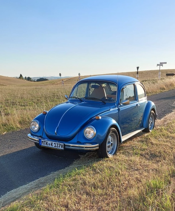 Blaues Auto steht auf einem Feldweg | Copyright: Teilnehmer Blaues Auto steht auf einem Feldweg