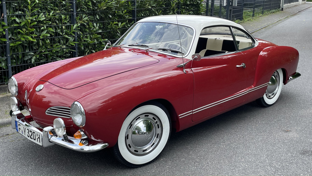 Rotes Auto mit weißem Dach steht auf der Straße | Copyright: Teilnehmer Rotes Auto mit weißem Dach steht auf der Straße