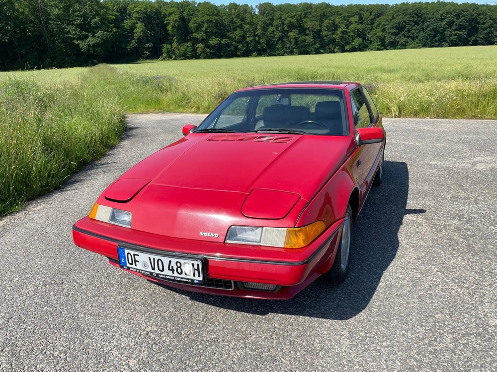Rotes Auto steht auf einem Weg am Feld | Copyright: Teilnehmer Rotes Auto steht auf einem Weg am Feld