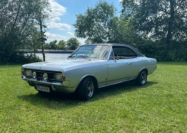 Hellblaues Auto parkt auf einer Wiese vor einem Fluss | Copyright: Teilnehmer Hellblaues Auto parkt auf einer Wiese vor einem Fluss