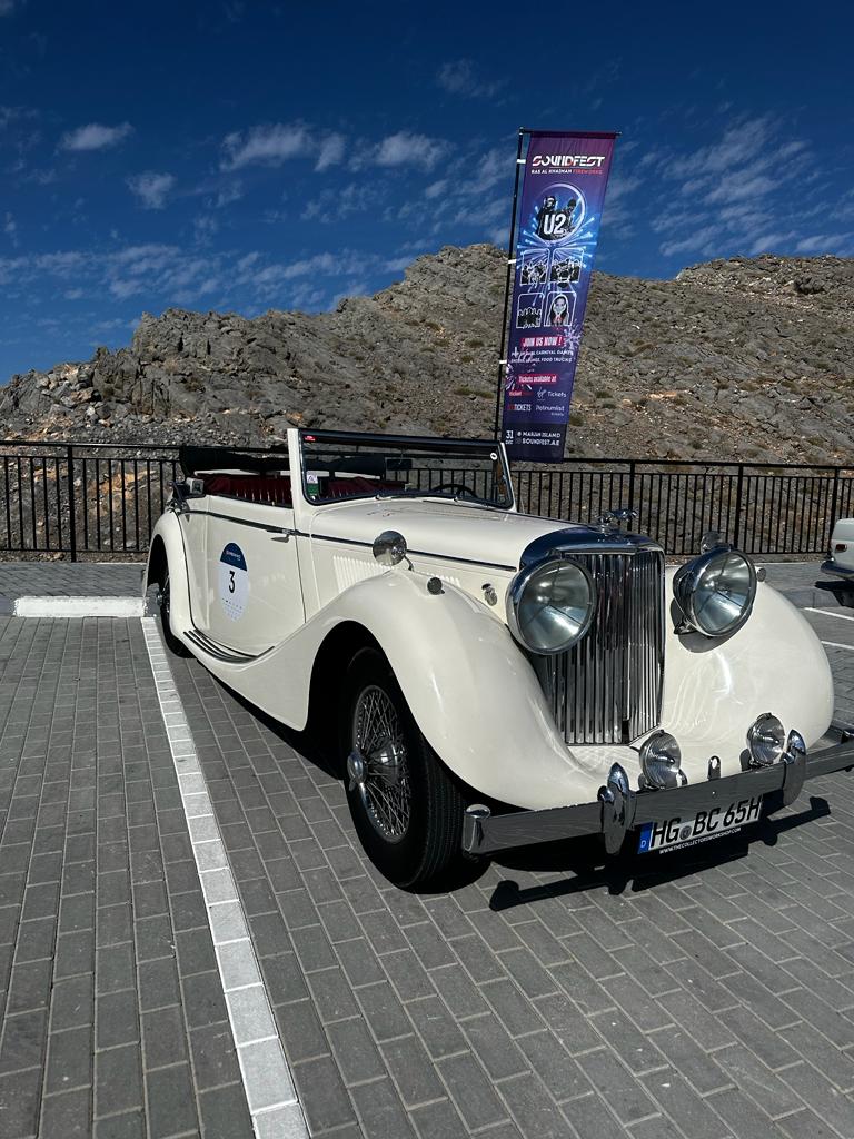 Weißes Cabriolet auf einem Parkplatz in den Bergen | Copyright: Teilnehmer Weißes Cabriolet auf einem Parkplatz in den Bergen
