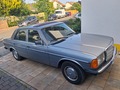 Grauses Auto steht in einer Einfahrt vor der Garage | Copyright: Teilnehmer Grauses Auto steht in einer Einfahrt vor der Garage