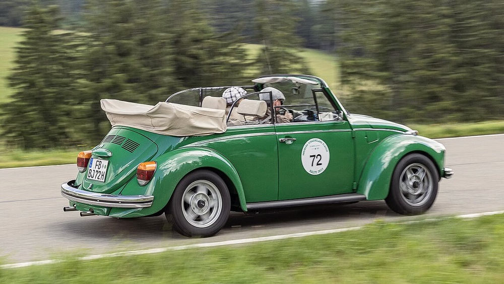 Grünes Cabriolet mit beigen, aufgeklapptem Verdeckt | Copyright: Teilnehmer Grünes Cabriolet mit beigen, aufgeklapptem Verdeckt