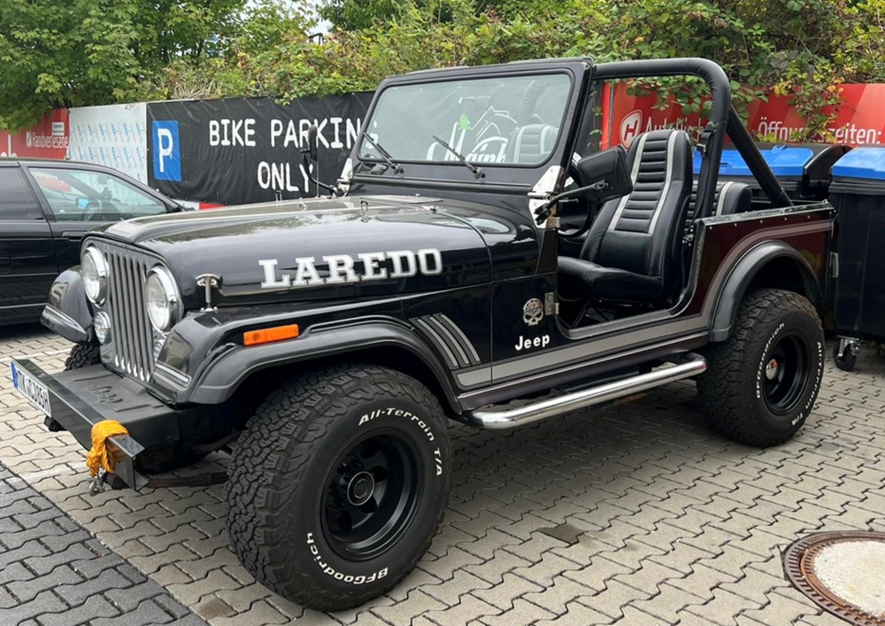 Schwarzes Auto auf einem Parkplatz | Copyright: Teilnehmer Schwarzes Auto auf einem Parkplatz