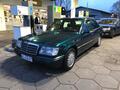Grünes Auto steht vor einer Tank-Zapfsäule | Copyright: Teilnehmer Grünes Auto steht vor einer Tank-Zapfsäule
