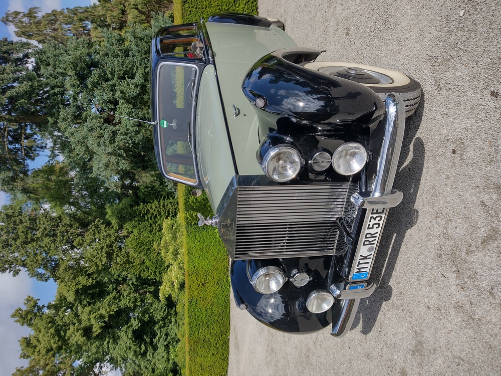 Olivgrün-Schwarzes Auto auf einem Schotterplatz parkend | Copyright: Teilnehmer Olivgrün-Schwarzes Auto auf einem Schotterplatz parkend