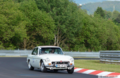 Weißes Auto beschleunigt aus einer Kurve am Nürburgring | Copyright: Teilnehmer Weißes Auto beschleunigt aus einer Kurve am Nürburgring
