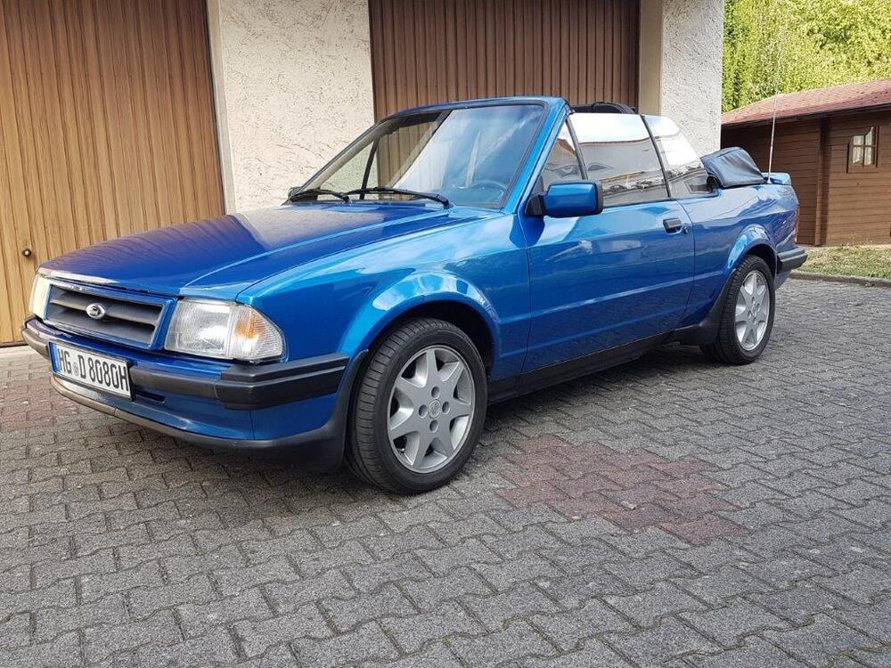 Blaues Cabriolet vor zwei Garagen | Copyright: Teilnehmer Blaues Cabriolet vor zwei Garagen