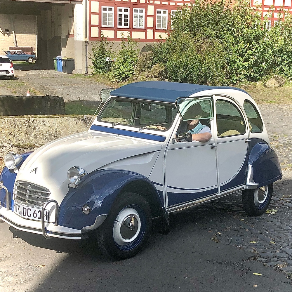 Blau-weißes Auto steht vor einem alten Haus | Copyright: Teilnehmer Blau-weißes Auto steht vor einem alten Haus