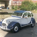 Blau-weißes Auto steht vor einem alten Haus | Copyright: Teilnehmer Blau-weißes Auto steht vor einem alten Haus
