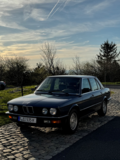 Dunkles Auto parkt auf Pflastersteinen | Copyright: Teilnehmer Dunkles Auto parkt auf Pflastersteinen