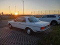 Weißes Auto steht auf einem Parkplatz, im Hintergrund steht die Sonne am Horizont | Copyright: Teilnehmer Weißes Auto steht auf einem Parkplatz, im Hintergrund steht die Sonne am Horizont