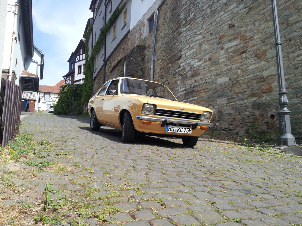Sandfarbenes Auto fährt durch eine Gasse | Copyright: Teilnehmer Sandfarbenes Auto fährt durch eine Gasse