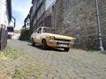 Sandfarbenes Auto fährt durch eine Gasse | Copyright: Teilnehmer Sandfarbenes Auto fährt durch eine Gasse