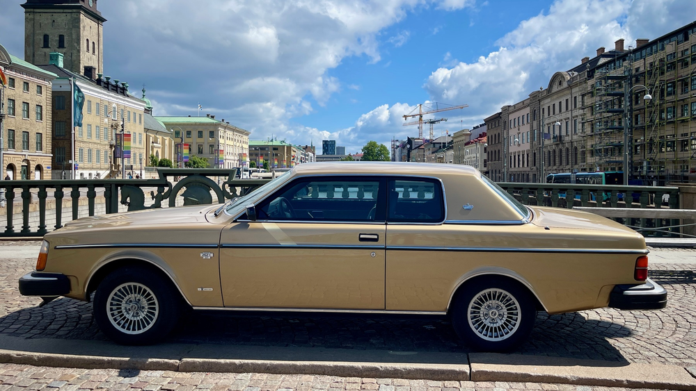 Goldfarbenes Auto steht auf einer Brücke | Copyright: Teilnehmer Goldfarbenes Auto steht auf einer Brücke
